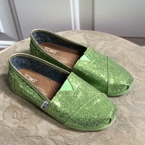 💕 Toms girls green flat shoes Sz 12.5 y
